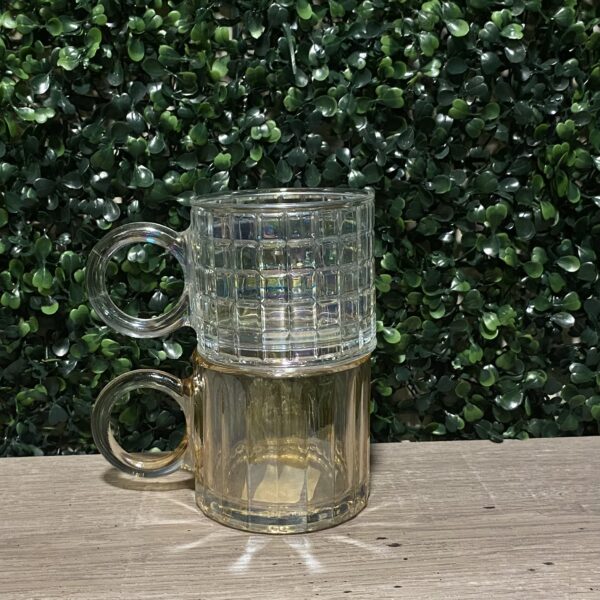 Taza facetada de vidrio tornasolada