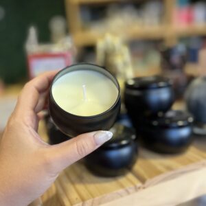 Vela aromanza lata negra