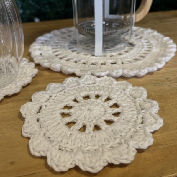 Set crochet mantel+ 2 posa vaso/taza blanco - Imagen 2